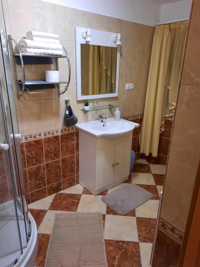 Ambrozia Guesthouse Нагиканиша Екстериор снимка