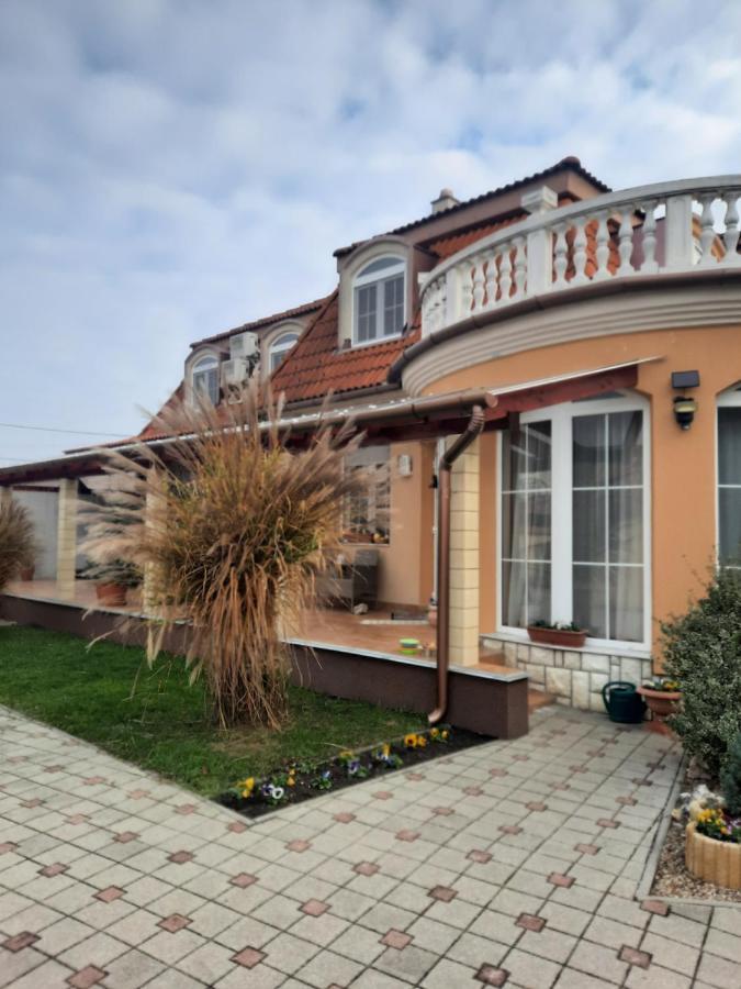 Ambrozia Guesthouse Нагиканиша Екстериор снимка