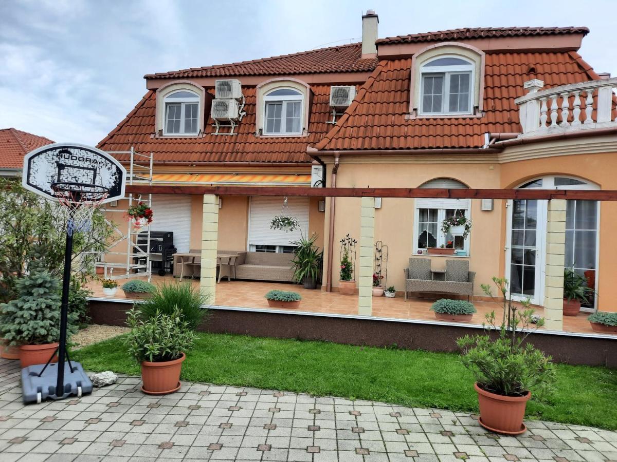 Ambrozia Guesthouse Нагиканиша Екстериор снимка