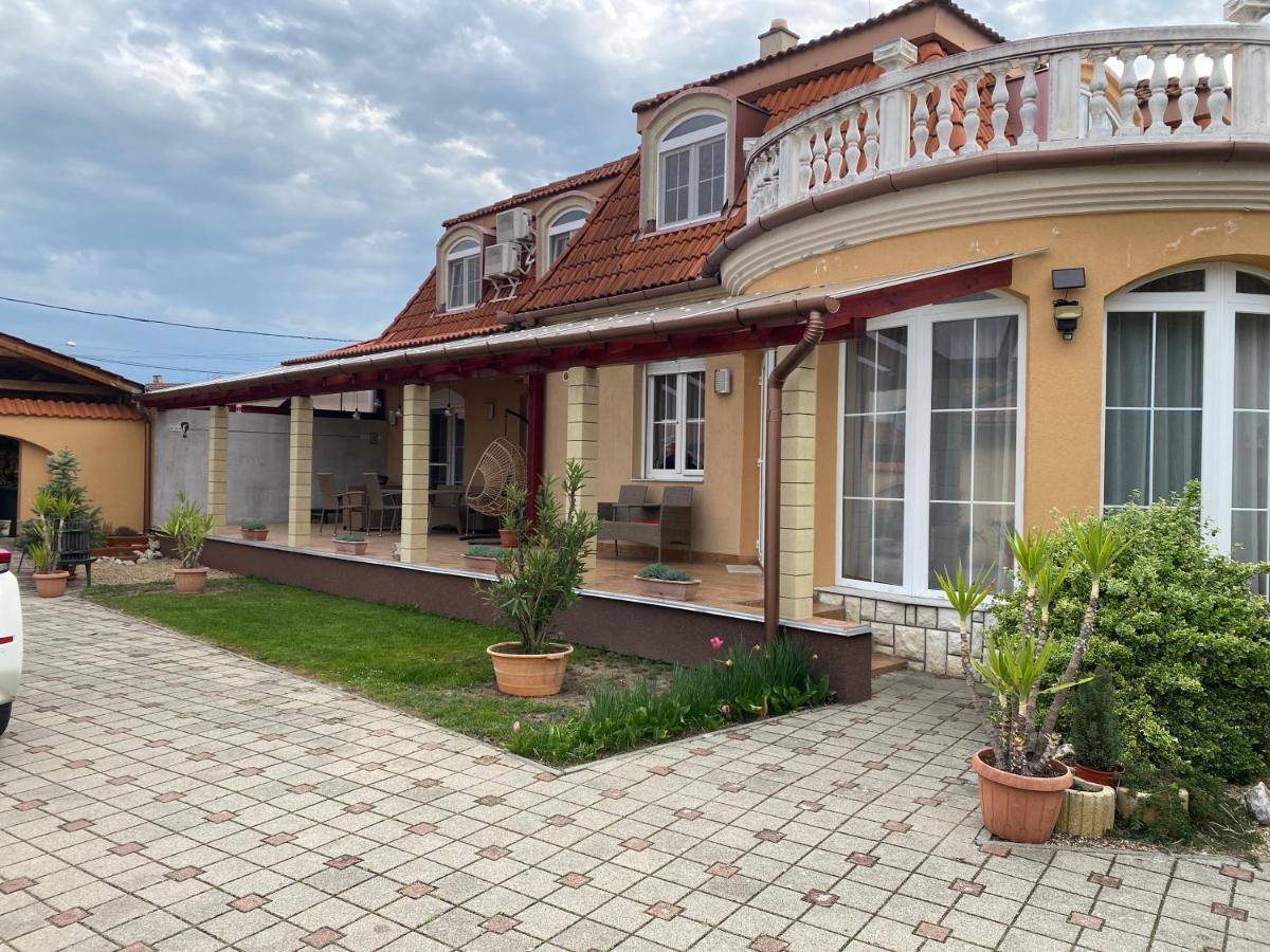 Ambrozia Guesthouse Нагиканиша Екстериор снимка