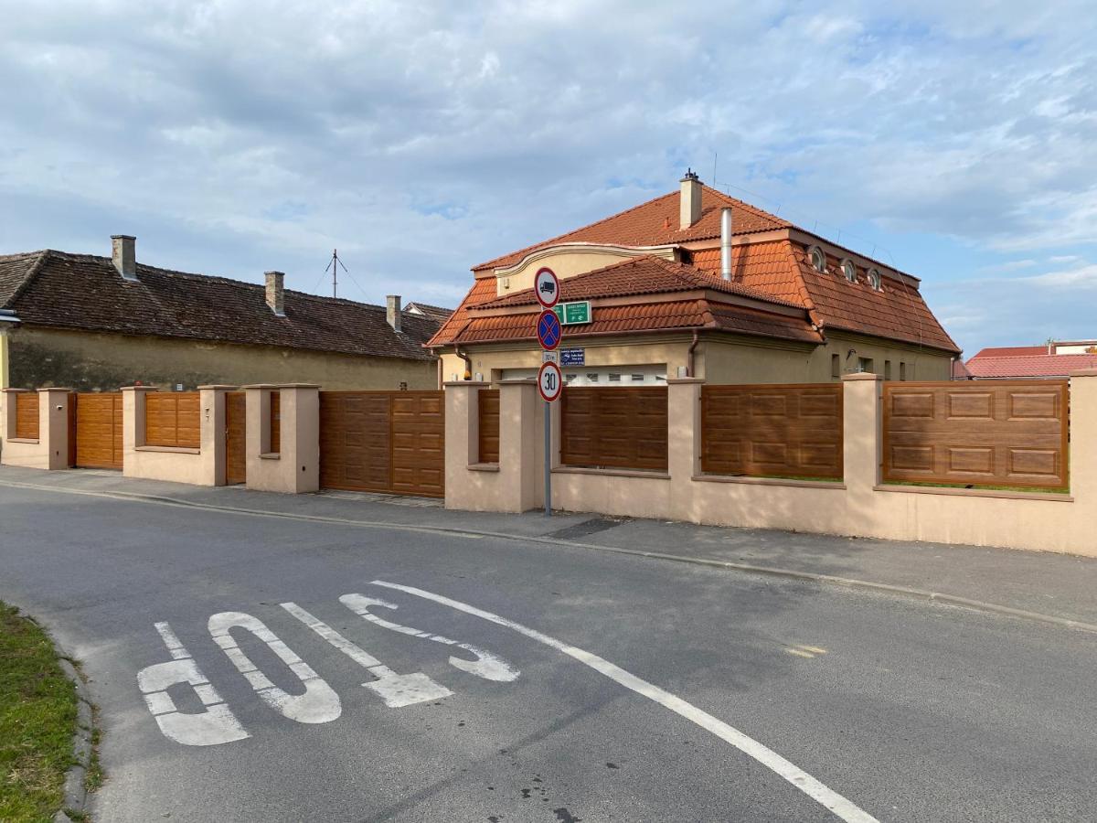 Ambrozia Guesthouse Нагиканиша Екстериор снимка