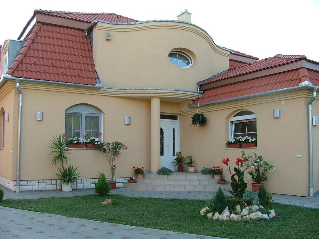 Ambrozia Guesthouse Нагиканиша Екстериор снимка