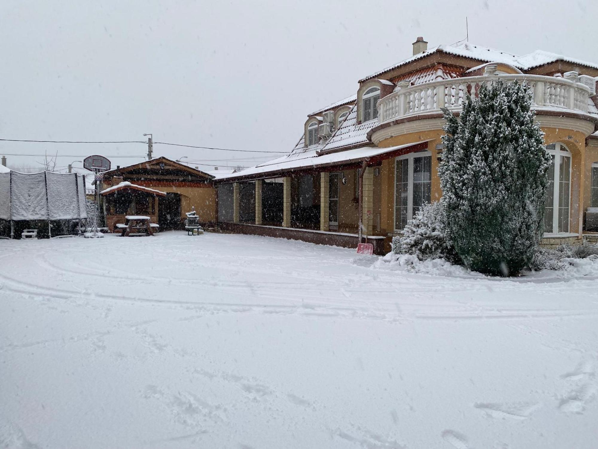 Ambrozia Guesthouse Нагиканиша Екстериор снимка
