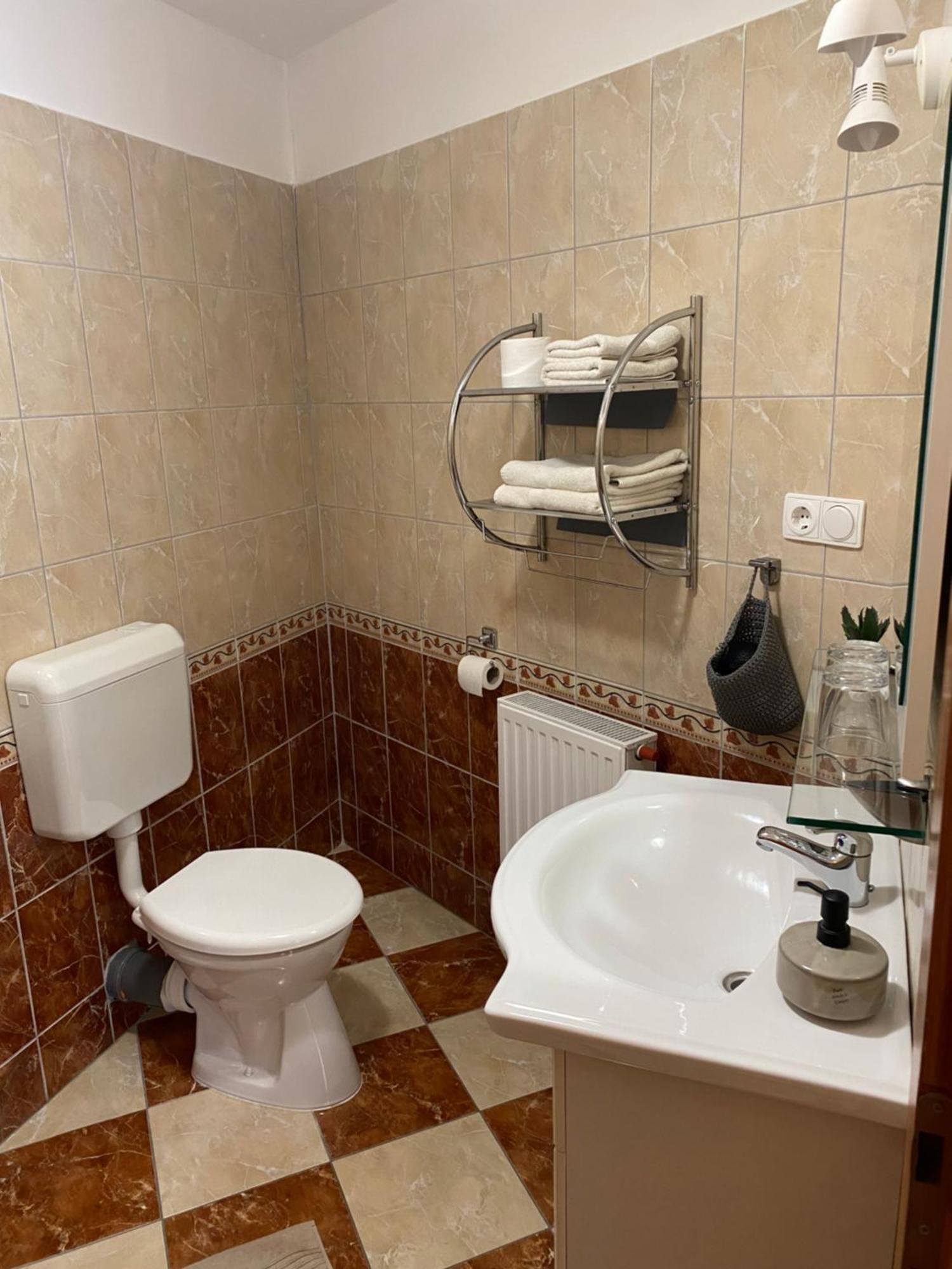 Ambrozia Guesthouse Нагиканиша Екстериор снимка