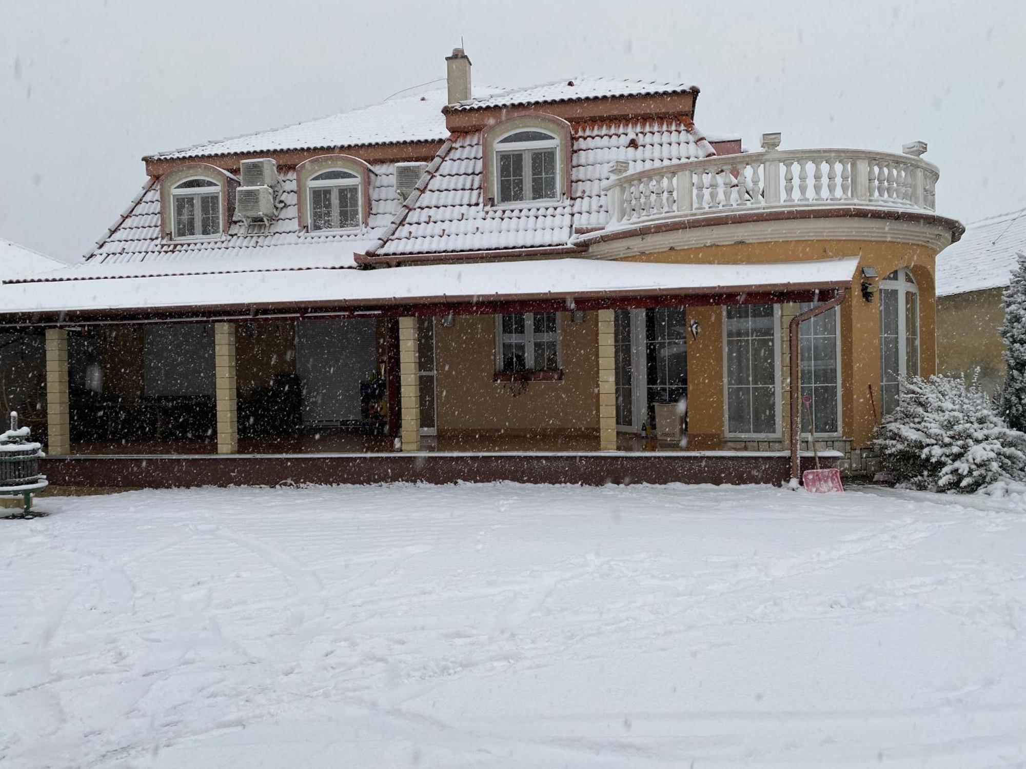 Ambrozia Guesthouse Нагиканиша Екстериор снимка