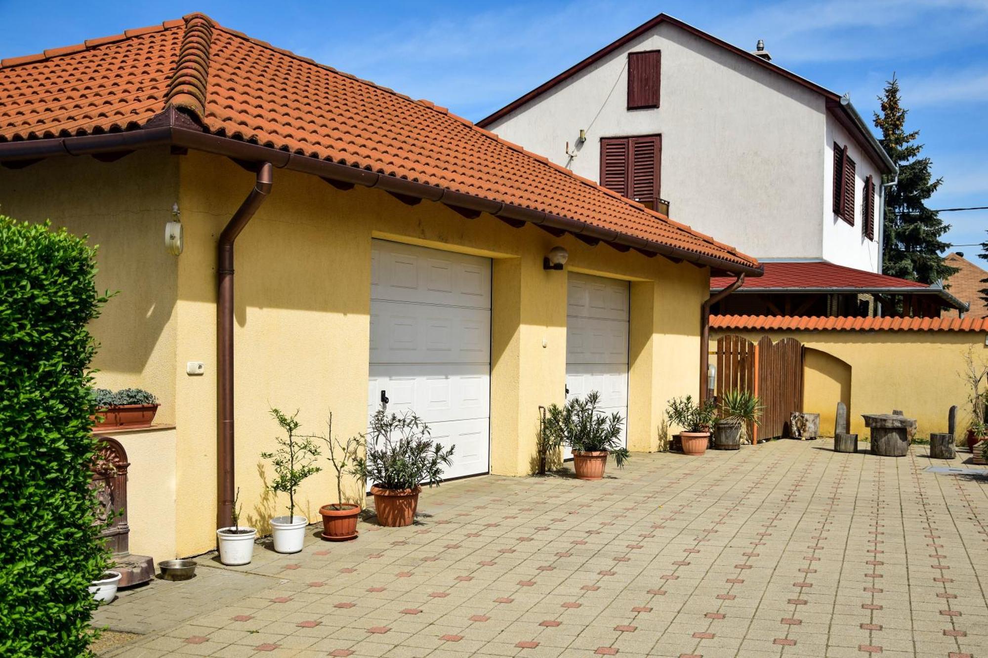Ambrozia Guesthouse Нагиканиша Екстериор снимка