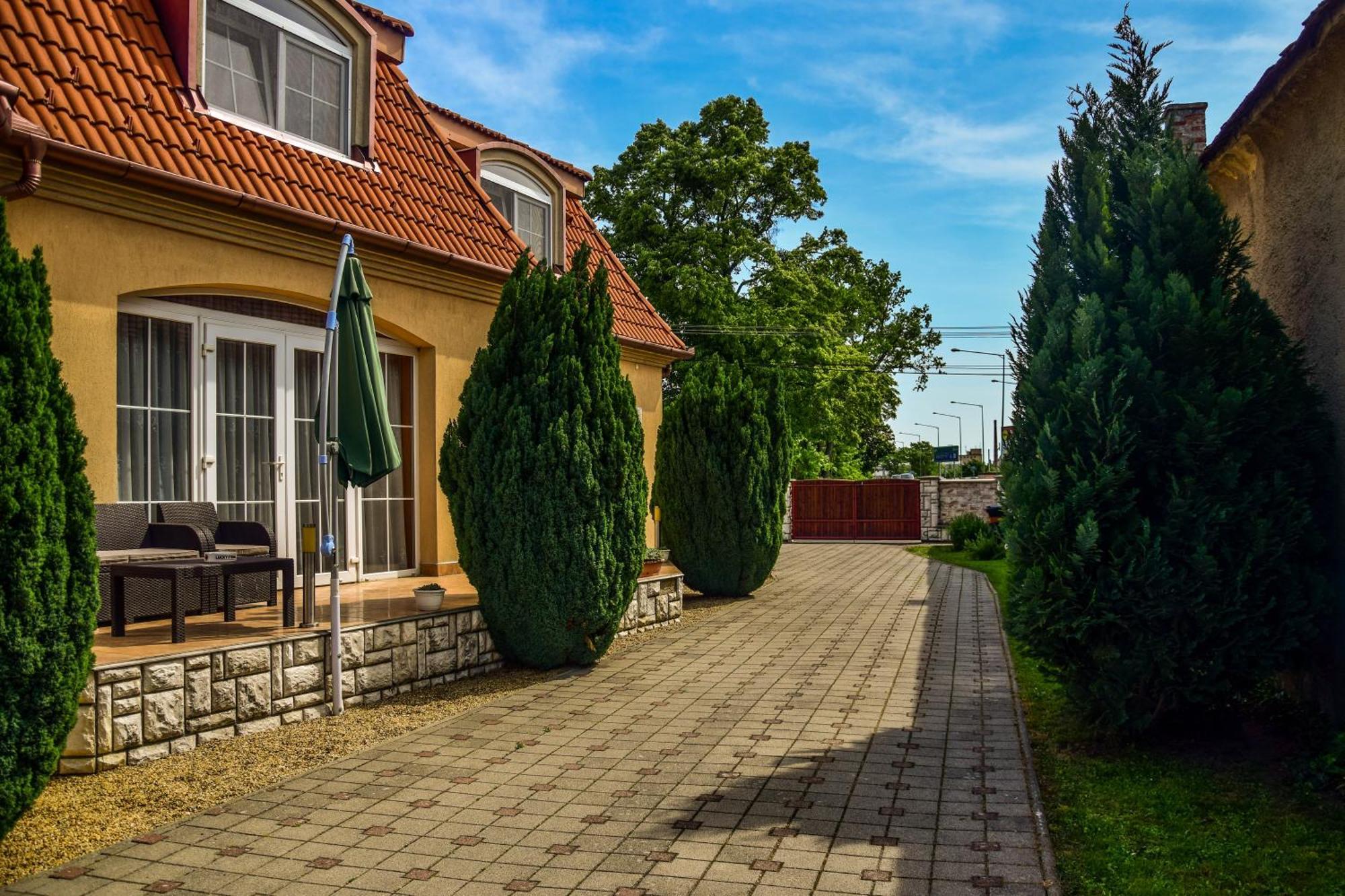 Ambrozia Guesthouse Нагиканиша Екстериор снимка