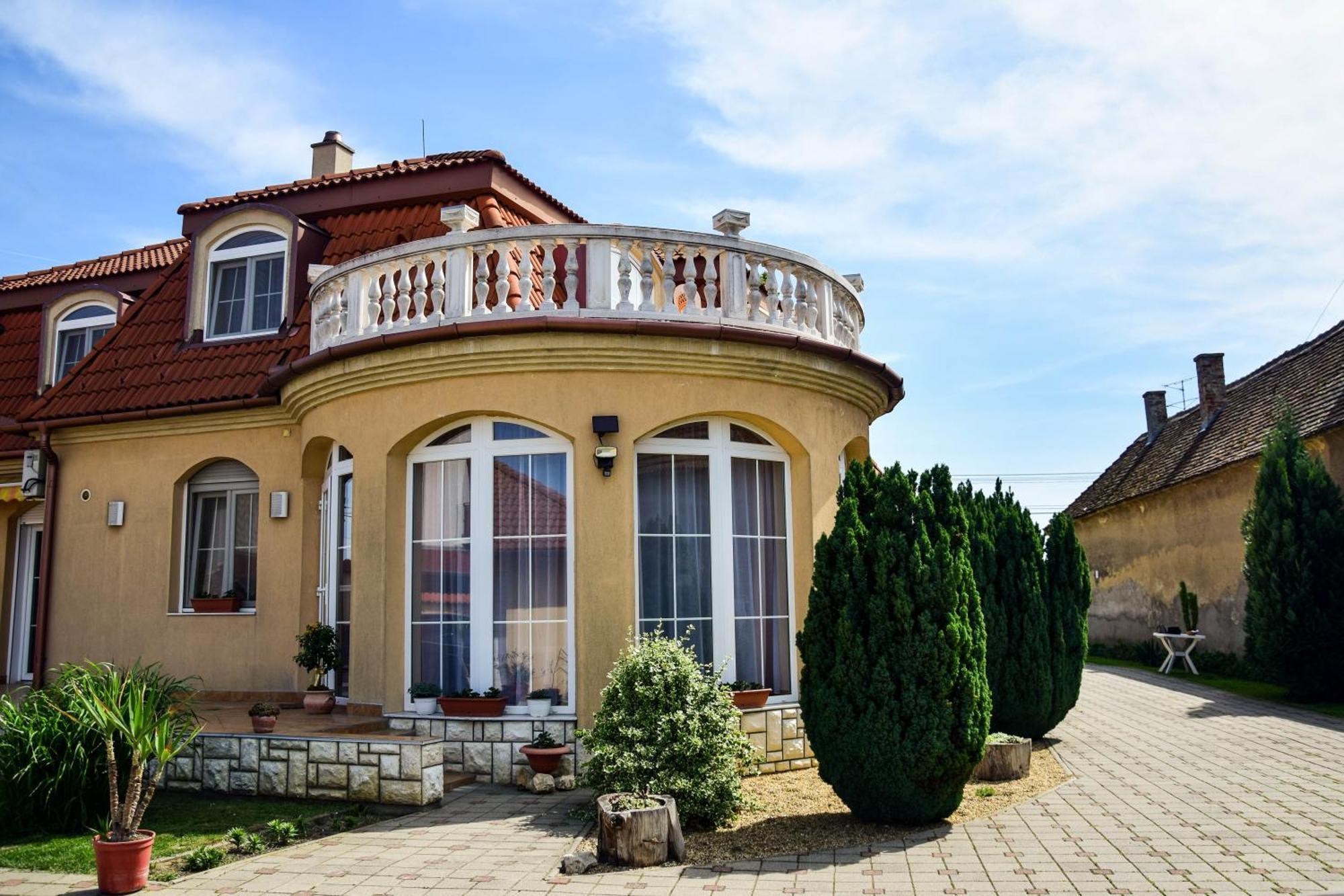 Ambrozia Guesthouse Нагиканиша Екстериор снимка