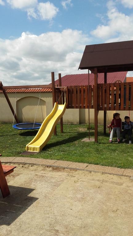 Ambrozia Guesthouse Нагиканиша Екстериор снимка